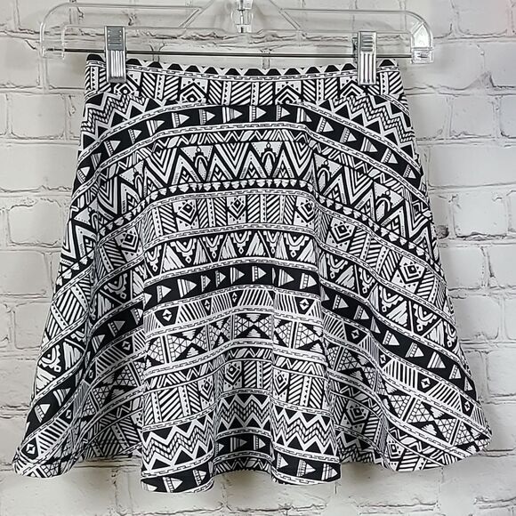 Aeropostale Skater Mini Skirt Black White Aztec Tribal Print XS Ponte Stretch - Picture 5 of 6